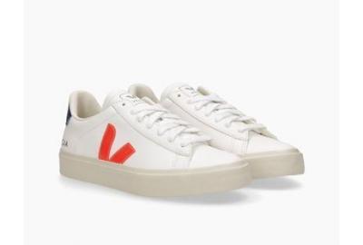 Veja woman: the trend of “green” sneakers 