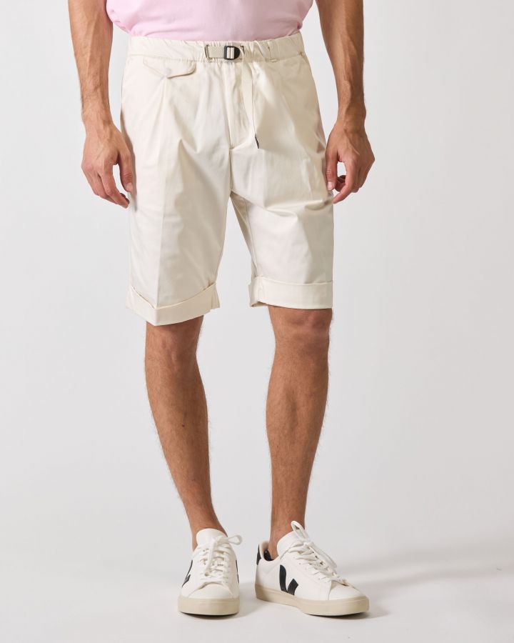Pantaloncino elasticizzato di colore crema