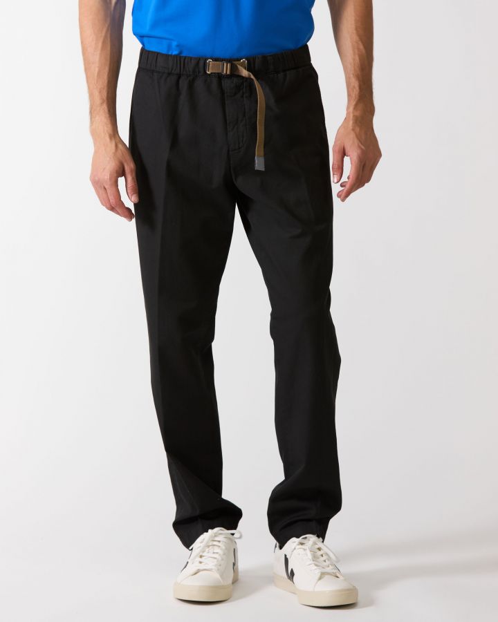 Pantalone elasticizzato di colore nero